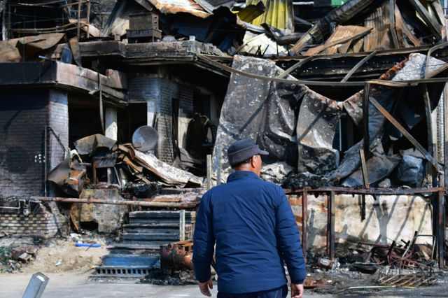 (영덕=뉴스1) 최창호 기자 = 3일 오전 산불피해지역인 경북 영덕군 노물리에서 70대 어촌계장이 피해상황을 둘러보고 있다. 2025.4.3/뉴스1 Copyright © 뉴스1. All rights reserved. 무단 전재 및 재배포, AI학습 이용 금지. /사진=(영덕=뉴스1) 최창호 기자