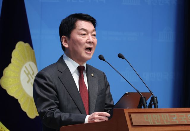 안철수 국민의힘 의원이 대통령 선거 출마 선언하는 방안을 검토하고 있다. 사진은 국회 소통관에서 기자회견하는 모습. /사진=뉴시스