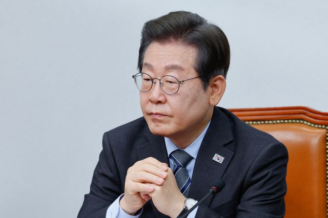 대법원이 이재명 더불어민주당 대표가 공직선거법 위반 사건 상고심 소송 서류를 일주일째 수령하지 않자 서울남부지법과 인천지법 집행관에게 촉탁(요청)했다. 사진은 이 대표가 7일 서울 여의도 국회에서 열린 최고위원회의에 참석한 모습. /사진=뉴스1