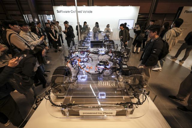 미국 정부가 자동차부품에 대한 '특별 추가 관세용 코드'(Special Tariff Provisions)를 신설하면서 국내 ICT 기반 전장 부품사들의 피해가 예상되는 가운데 현대차의 SDV 전환도 영향을 받을 전망이다. 사진은 지난달 서울 강남구 코엑스에서 열린 현대차그룹 개발자 콘퍼런스 '플레오스 25'에서 참관객들이 SDV의 주요 제어기 전시물을 살펴보고 있다. /사진=뉴시스 