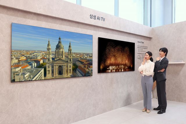 삼성전자 모델이 한층 진화된 신규 AI 기능이 적용된 2025년 AI TV 신제품을 소개하고 있다. /사진=삼성전자