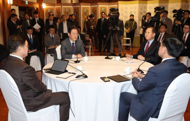 이재명 더불어민주당 대표가 지난 2월20일 오후 서울 여의도 국회 사랑재에서 열린 국정 안정을 위한 국회-정부 국정협의회 첫 회의에서 모두 발언하고 있다. 우원식 국회의장(왼쪽부터), 이 대표, 권영세 국민의힘 비대위원장, 최상목 대통령 권한대행 부총리 겸 기획재정부 장관. /사진=뉴스1