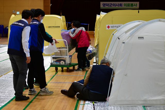 산불 대피소로 사용되던 영덕국민체육센터가 이번주 중 운영을 종료한다. 사진은 영덕국민체육센터 산불 대피소에서 머물던 이재민이 거처를 옮기는 모습. /사진=뉴스1