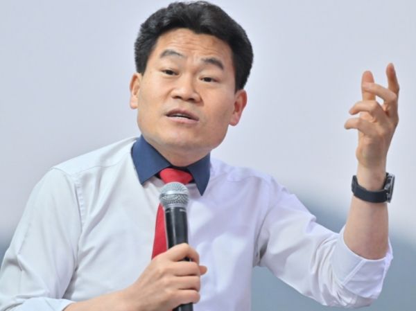 한국사 강사 전한길씨가 '윤 어게인'을 지지한다고 밝혔다. 사진은 전한길씨가 지난달 27일 경남 거제시 고현매립지에서 열린 국민의힘 박환기 거제시장 후보 집중유세에서 지지 발언을 하고 있는 모습. /사진=뉴시스