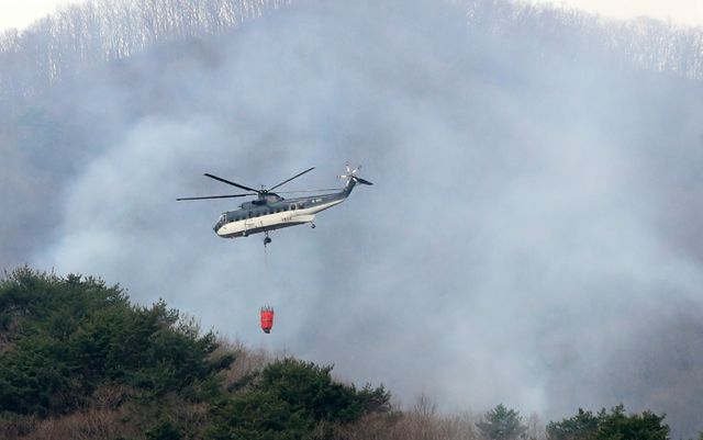 경남 하동군 옥종면 회신리 산 일원에 불이 나 산림 당국에 진화에 나섰다. 사진은 지난달 28일 산청군 삼장면 덕산사 인근에서 산불진화 헬기가 산불 진화 작업 중인 모습. 해당 기사와 상관없음. /사진=뉴스1