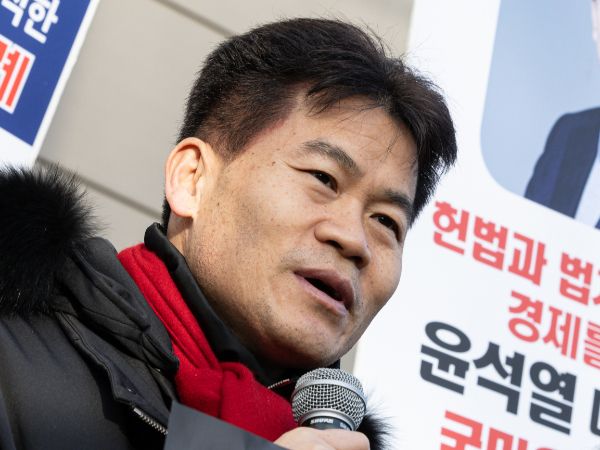 전한길씨가 정치자금법이나 기부금품법을 위반한 소지가 있다는 지적이 제기됐다. 사진은 한국사 강사 전한길씨가 지난달 26일 오전 서울 종로구 헌법재판소 앞에서 역사를 사랑하는 모임·다음세대부흥을 위한 청년연합회가 주최한 탄핵 반대 기자회견에 잠시 참석해 발언하고 있는 모습. /사진=뉴스1