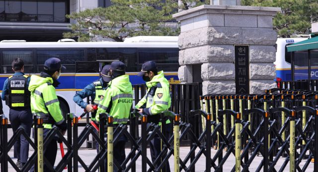  경찰은 7일 헌법재판소 앞 경계 강화와 헌법재판관에 대한 신변보호 조치를 당분간 유지하겠다고 밝혔다. 사진은 이날 서울 종로구 헌법재판소 앞에서 경찰이 경계근무를 서고 있는 모습. /사진=뉴스 1