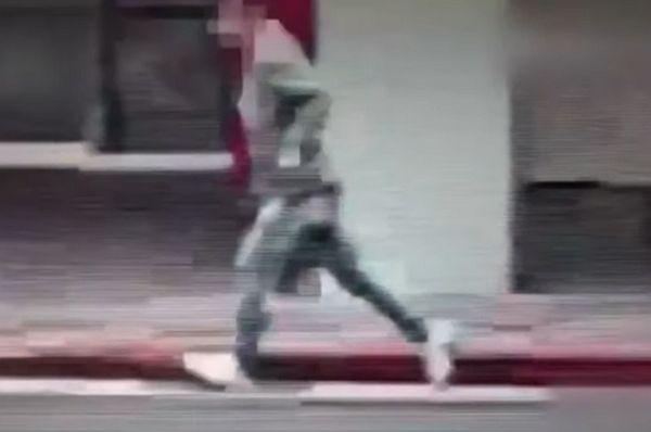 한국인 유학생이 타이베이 시먼딩 길거리에서 흉기 피습 당했다. 사진은 차에서 흉기를 들고와 뛰어가는 저우씨의 모습. /사진=유튜브 채널 'chinatvnews' 캡처