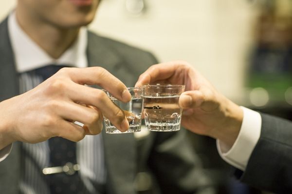 20대 여직원이 영세 중소기업에서 경리로 근무하며 겪은 불편한 회식 경험이 화제다. 사진은 기사와 직접적인 관련 없음. /사진=이미지투데이