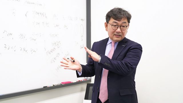 박희운 전무가 머니S와의 인터뷰에서 연금투자 전략에 대해 설명하는 모습./사진=한투운용 