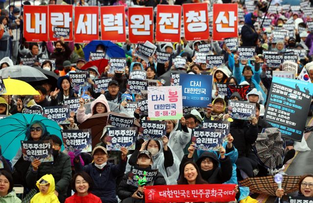 윤석열 전 대통령이 파면 후에도 지지층을 향한 메세지를 전하고 있다. 사진은 지난 5일 민주노총과 윤석열즉각퇴진·사회대개혁 비상행동 등이 서울 광화문 동십자각 앞에서 열린 사회대개혁 집회·승리대회에서 구호를 외치는 모습. /사진=뉴시스 