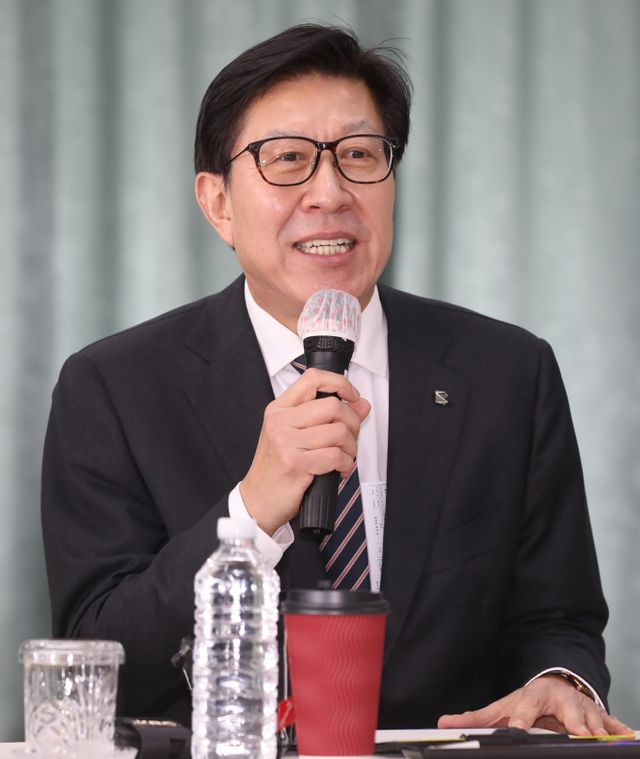 박형준 부산시장의 대선 출마 여부에 관심이 쏠리고 있다. 사진은 박 시장이 지난달 6일 부산 강서구 부산항만공사 신항지사를 방문했을 당시의 모습 /사진=뉴스1