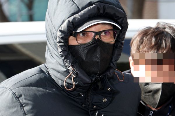 무속인 전성배씨가 불법 정치자금 수수 혐의를 부인했다. 사진은 2018년 지방 선거 과정에서 억대의 불법 정치자금을 수수한 혐의를 받는 전씨가 지난 1월9일 서울 양천구 서울남부지방법원에서 열린 영장실질심사(구속 전 피의자심문)에 출석하는 모습. /사진=뉴시스