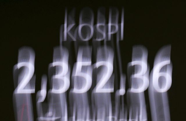 코스피가 전 거래일(2465.42)보다 106.17포인트(4.31%) 급락한 2359.25에 개장한 7일 오전 서울 중구 하나은행 딜링룸 전광판에 지수가 표시되고 있다. /사진=뉴시스