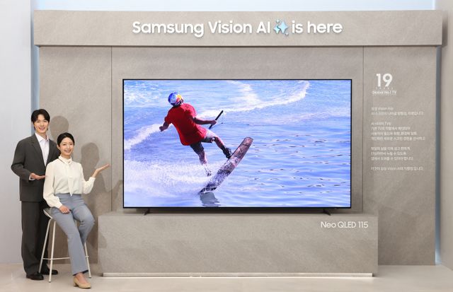 삼성전자 모델이 7일 삼성 강남에서 진행된 'Unbox & Discover 2025' 행사에서 115형 초대형 TV를 소개하고 있다. /사진=삼성전자