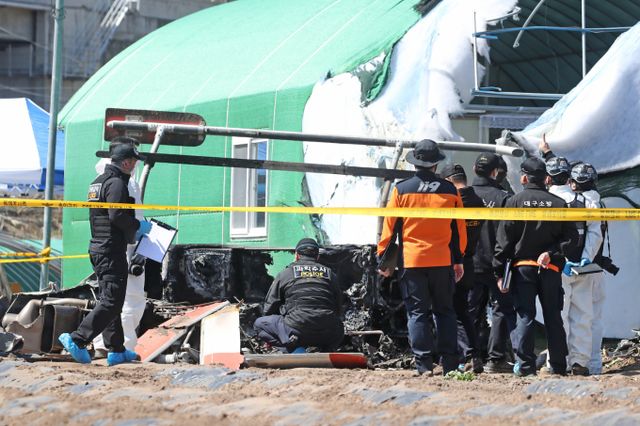 산불 진화 현장에서 헬기 추락 사고가 연이어 발생하자 노후 헬기 및 인력 관리에 대한 우려의 목소리가 커지고 있다. 사진은 지난 6일 산불 진화에 투입된 대구 동구 임차 헬기 1대가 추락해 조종사 1명이 숨진 사건과 관련해 7일 국토교통부 항공철도사고조사위를 비롯한 관계자들이 현장 합동감식을 벌이고 있는 모습. /사진=뉴스 1