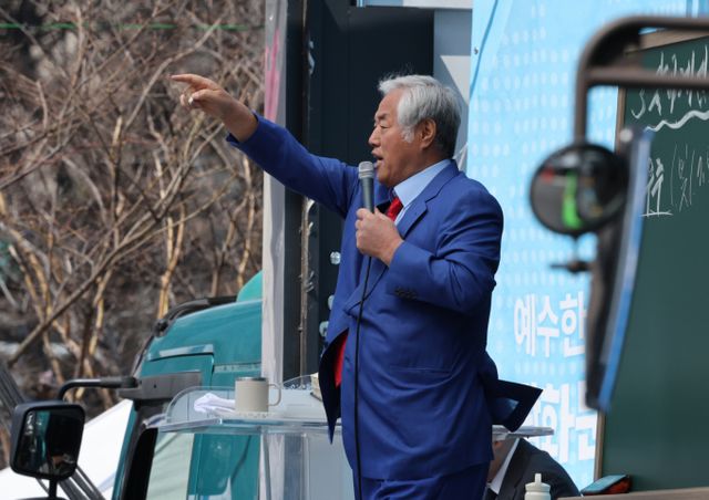  전광훈 사랑제일교회 목사가 6일 오전 서울 종로구 세종대로 동화면세점~코리아나호텔 앞 편도 전 차로에서 열린 사랑제일교회의 전국 주일 연합 예배를 진행하고 있다. /사진=뉴시스