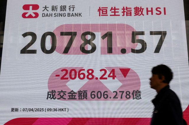 도널드 트럼프 미국 대통령의 상호 관세 부과에 샤오미, 텐센트, 알리바바 등이 7일 급락했다. 사진은 7일 중국 홍콩 센트럴 디스트릭트에서 항셍 주가지수를 표시하는 화면. /사진=로이터 