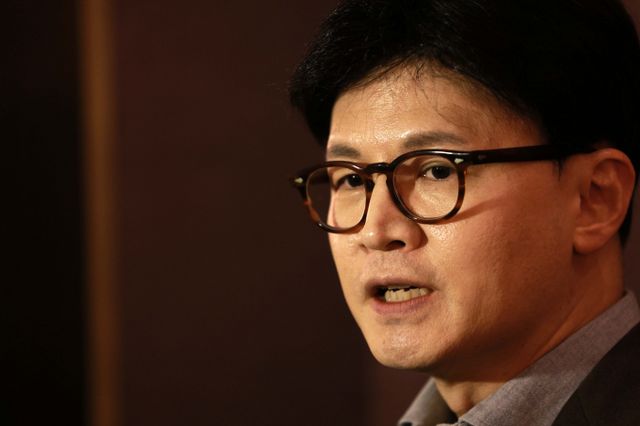 한동훈 전 국민의힘 대표가 조기대선 이후 개헌을 추진하겠다는 입장을 밝힌 이재명 더불어민주당 대표를 비판했다. 사진은 한 전 대표가 지난달 24일 서울 중구 웨스틴조선 서울호텔에서 열린 산학연포럼에서 'AX 시대를 위한 정치'를 주제로 강연하기 전 취재진 질문에 답하는 모습. /사진=뉴시스