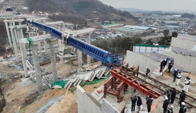 경찰은 서울-세종고속도로 교각 붕괴 사고에 대해 전진형 장비를 후진시키는 과정에 발생한 것으로 보고 조사를 진행 중이다. 사진은 10명의 사상자가 발생한 서울-세종고속도로 교각 붕괴 현장에서 경찰과 국과수, 산업안전공단 등 관계자들이 합동감식을 하는 모습. /사진=뉴시스