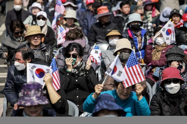 4일 윤석열 전 대통령의 파면 선고 이후에도 일부 지지자들 사이에서 탄핵 불복 움직임이 나타나는 등 진영 갈등이 지속될 것이라는 우려가 나오고 있다. 사진은 윤석열 대통령 탄핵심판이 인용된 4일 서울 용산구 한남동 관저 앞에서 열린 탄핵 반대 집회에서 한 참가자가 눈물을 닦고 있는 모습. /사진=뉴시스