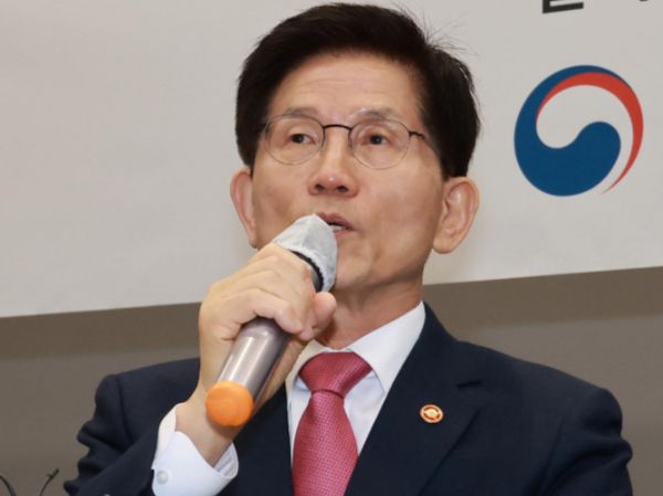 김문수 고용노동부 장관이 대선 행보를 본격화한다. 사진은 김문수 고용노동부 장관이 지난 7일 오후 경기 용인시 기아 오산교육센터에서 열린 전기차 정비인력 양성을 위한 업무협약식에서 발언하고 있는 모습. /사진=뉴스1(고용노동부 제공)