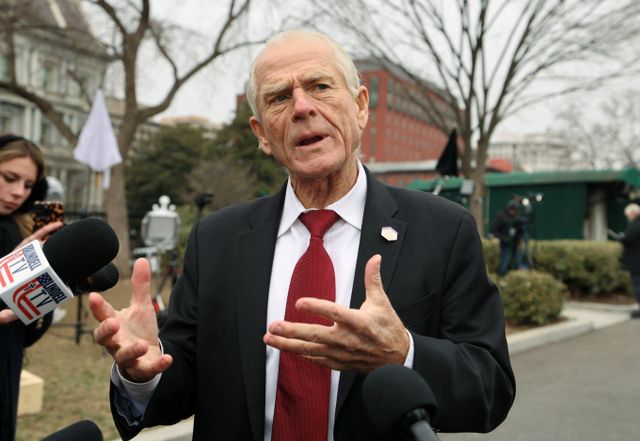 피터 나바로 미국 백악관 무역·제조업 고문이 관세 인하만으로는 상호관세 부과를 피할 수 없다며 비관세장벽을 낮추는 방안을 언급했다. 사진은 나바로 고문이 지난 2월11일 미국 워싱턴D.C 백악관에서 기자들과 대화하는 모습. /사진=로이터