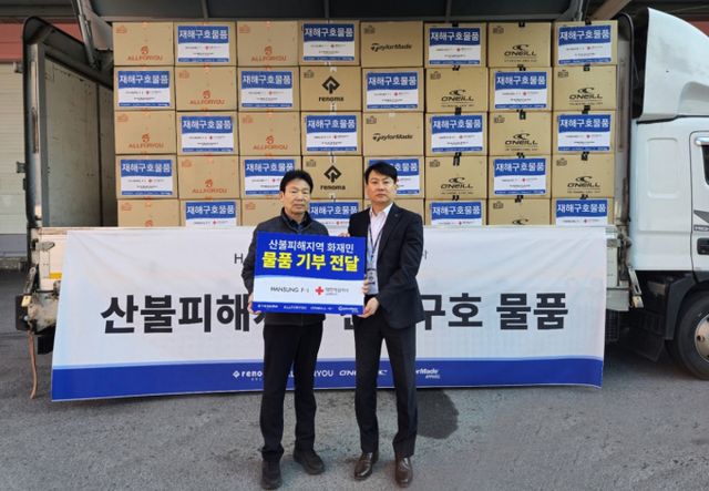 한성에프아이 이기섭 상무(왼쪽), 임정식 이사가 기념촬영을 하고 있다. /사진=한성에프아이