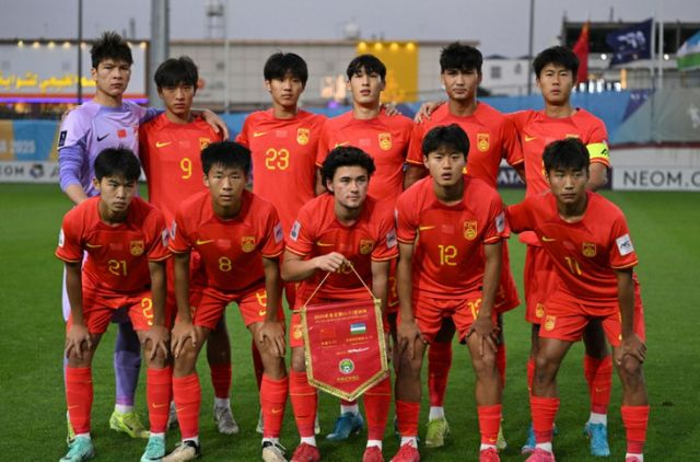 중국 남자 17세 이하(U17) 대표팀이 우즈베키스탄에 패하며 2025 아시아축구연맹(AFC) U17 아시안컵 8강 진출에 실패했다. 사진은 2025 아시아축구연맹(AFC) U17 아시안컵 조별리그에 출전한 중국 선수단의 모습. /사진=아시아축구연맹(AFC) 홈페이지 캡처 