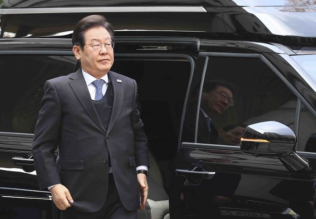 8일 이재명 더불어민주당 대표가 한덕수 대통령 권한대행 국무총리의 헌법재판관 지명을 두고 입장을 밝혔다. 사진은 이날 오전 이 대표가 서울 서초구 서울중앙지방법원에서 열린 대장동 배임 및 성남FC 뇌물 혐의 공판에 출석하는 모습. /사진=뉴시스