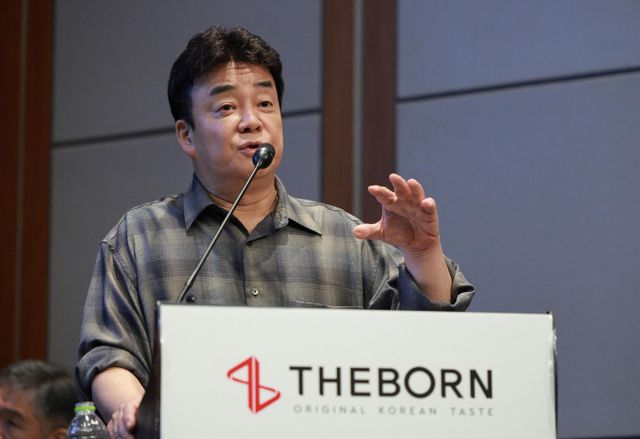 더본코리아 임원이 '술자리 면접'이라는 채용 과정을 진행해 논란이 일어났다. 사진은 백종원 더본코리아 대표가 지난해 10월28일 서울 여의도동 콘래드호텔 서울에서 진행된 더본코리아 IPO기자간담회에 참석한 모습. /사진=뉴시스