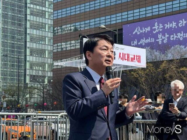 8일 안철수 국민의힘 의원이 제21대 대통령 선거 출마 선언을 했다. 사진은 기자들의 질문에 답변하는 안철수 의원. /사진=한세진 기자