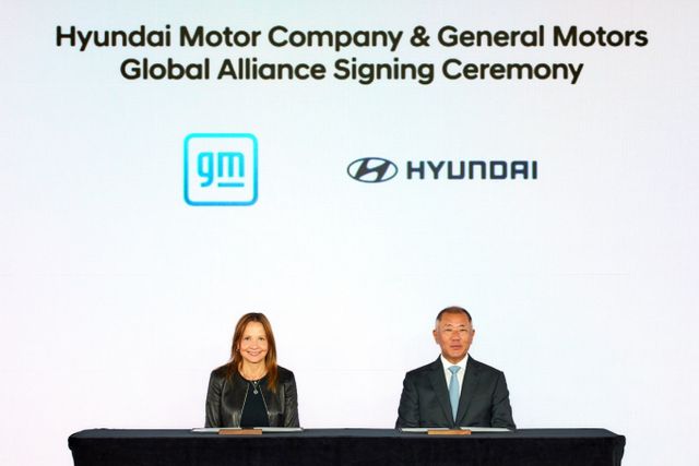 정의선 현대자동차그룹 회장이 오는 9월 미국 자동차 전문지 오토모티브뉴스의 포럼에서 메리 바라 GM 회장과 함께 기조 연설을 맡았다. 사진은 지난해 9월 정 회장이 바라 회장 겸 CEO와 업무 협약을 체결한 뒤 기념촬영을 하는 모습. /사진=현대차그룹 