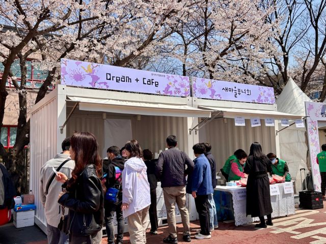축제 현장을 찾은 시민들이 봄꽃길 카페에서 음료를 구매하기 위해 줄을 서 있다. /사진=박세희 기자