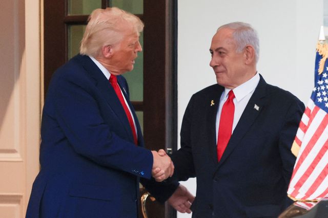 미국이 이란과 오는 12일 고위급 회담에서 핵 협정 체결을 위한 협상을 진행할 예정이라고 전했다. 사진은 지난7일(현지시각) 베냐민 네타냐후 이스라엘 총리(오른쪽)와 도널드 트럼프 미국 대통령이 미국 워싱턴D.C 백악관에서 열린 회담 후 악수하는 모습. /사진=로이터
