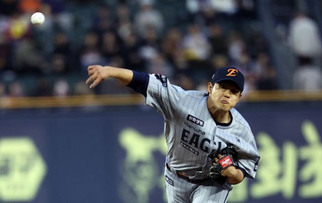 리그 최하위로 추락한 한화 이글스가 4월 상승세를 이어간 두산 베어스와의 주중 3연전 첫 번째 경기 선발투수로 문동주를 예고했다. 사진은 지난달 27일 서울 송파구 잠실야구장에서 열린 2025 신한 SOL 뱅크 KBO리그 한화 이글스와 LG 트윈스의 경기에 선발 등판한 문동주의 모습. /사진=뉴스1