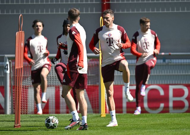 주축 선수들이 대거 빠진 바이에른 뮌헨이 킹슬리 코망과 마누엘 노이어를 부상으로 잃을 위기에 놓였다. 사진은 지난 7일(현지시각) 바이에른 뮌헨 선수단이 인터 밀란과의 유럽축구연맹 챔피언스리그 8강 경기를 앞두고 훈련에 매진하는 모습. /사진=로이터