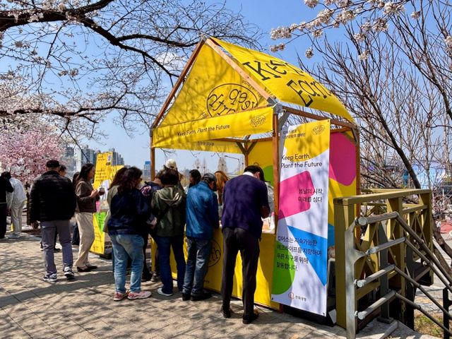 봄꽃축제 한편에서 진행된 한화생명의 '킵어스' 캠페인에 시민들이 참여하고 있다. /사진=박세희 기자