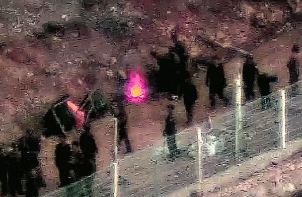 북한이 군사분계선을 넘어왔다가 우리 측의 경고사격에 돌아갔다. 사진은 기사와 직접적인 관련 없는 합동참모본부가 지난해 12월23일 공개한 최근 북한군 동향 모습 중 모닥불 주변에 모인 모습. /사진=뉴스1(합동참모본부 제공)