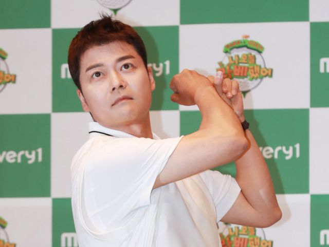 방송인 전현무가 보아에 이어 '취중 라이브 방송' 중 했던 경솔한 언행에 대해 사과했다. 사진은 지난해 5월 서울 동대문구 앰배서더 풀만 호텔에서 진행된 MBC에브리원 예능 '나 오늘 라베했어' 제작발표회에 참석한 방송인 전현무. /사진=스타뉴스