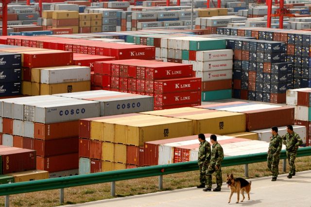 중국이 도널드 트럼프 미국 대통령의 관세 정책 대응을 위해 미국 영화 수입 금지와 신종 마약 펜타닐 대응 관련 양국 협력 중단 등 여러 대안이 제기되고 있다. 사진은 2009년 3월8일 중국 상하이 한 항구에서 보안 경비원이 경비를 서는 모습. /사진=로이터