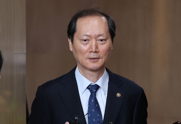 헌법재판관 후임자로 지명된 이완규 법제처장이 윤석열 전 대통령의 최측근인 사실이 알려졌다. 사진은 헌법재판관 후보자로 지명된 이완규 법제처장이 8일 서울 종로구 정부서울청사에서 열린 국무회의를 마치고 취재진의 질문에 답하는 모습. /사진=뉴스1