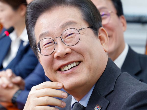 이재명 더불어민주당 대표와 6인의 '보수 잠룡'들의 가상 대결 결과가 나왔다. 사진은 이재명 더불어민주당 대표가 지난 7일 오전 서울 여의도 국회에서 열린 최고위원회의에서 홍준표 대구시장의 '탄핵 당한 당은 대선을 포기해야한다' 과거 발언 영상을 본 뒤 웃는 모습. /사진=뉴스1