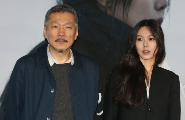 영화감독 홍상수(65)와 배우 김민희(43)가 최근 아들을 출산한 사실이 알려지며 또 한 번 세간의 이목이 집중되고 있다. 사진은 지난 2017년 3월 서울 광진구 자양동 롯데시네마 건대입구에서 열린 영화 '밤의 해변에서 혼자' 언론시사회 기자간담회에 참석한 홍상수 감독과 배우 김민희. /사진=머니투데이