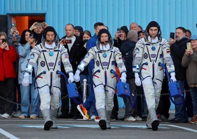 러시아 소유스 우주선이 미 항공우주국(NASA) 소속인 한국계 미국인인 조니 김(41)과 두 명의 러시아 우주인을 태우고 국제우주정거장(ISS)을 향해 발사됐다. 사진은 8일(현지시각) 조니 김(맨 왼쪽)과 러시아 우주인 2명이 카자흐스탄 바이코누르 우주 기지에서 소유즈 MS-27 우주선 발사 전 송별식에 참석한 모습. /사진=로이터