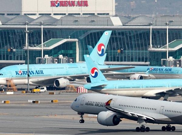 대한항공 조종사들이 정치적 견해 차이로 주먹다짐을 벌여 사내 중징계를 받았다. 사진은 기사의 이해를 돕기 위한 지난해 12월11일 인천공항 계류장 및 활주로에 대한항공과 아시아나 비행기의 모습이 보이는 모습. /사진=뉴스1