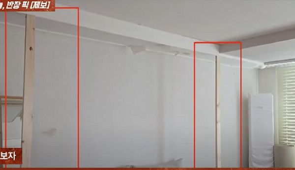 전북 익산의 한 아파트 천장이 붕괴 조짐을 보이는 데도 별다른 조치를 취해주지 않아 불안하다는 입주민 제보가 전해졌다. 사진은 제보자 A씨가 공유한 각목 두 개로 천장을 지탱하는 모습. /사진=JTBC '사건반장' 캡처