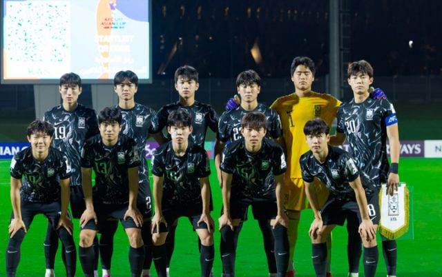 한국 남자 17세 이하(U17) 대표팀이 아프가니스탄을 상대로 완승을 거두며 2025 아시아축구연맹(AFC) U17 아시안컵 조별리그 C조 2위에 올랐다. 사진은 2025 아시아축구연맹(AFC) U17 아시안컵 조별리그에 출전한 한국 선수단의 모습. /사진=아시아축구연맹(AFC) 홈페이지 캡처