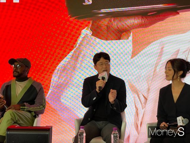 지난 7일 서울 영등포구 그라운드220에서 열린 'LG 엑스붐 브랜드데이' 행사에서 이정석 오디오사업담당(전무, 가운데)가 취재진의 질문에 답변하고 있다. / 사진=이한듬 기자