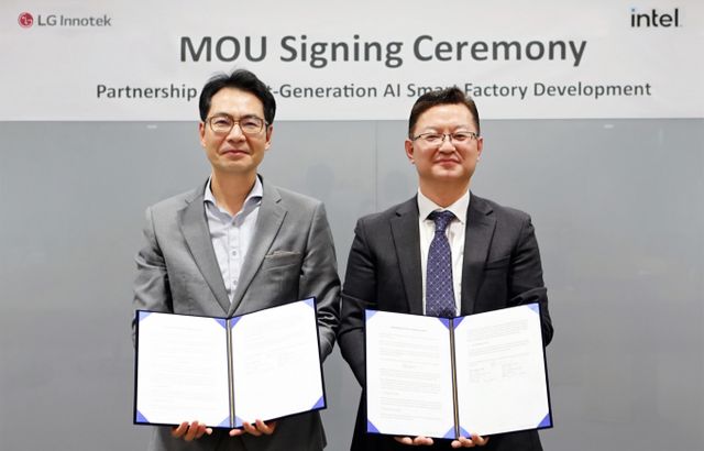 LG이노텍과 인텔이 최근 서울 강서구 LG이노텍 마곡 본사에서 AI 비전 검사 분야 협력을 위한 MOU 협약식을 진행했다. /사진=LG이노텍